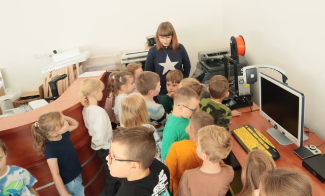 przedszkolaki i bibliotekarka w sali komputerowej