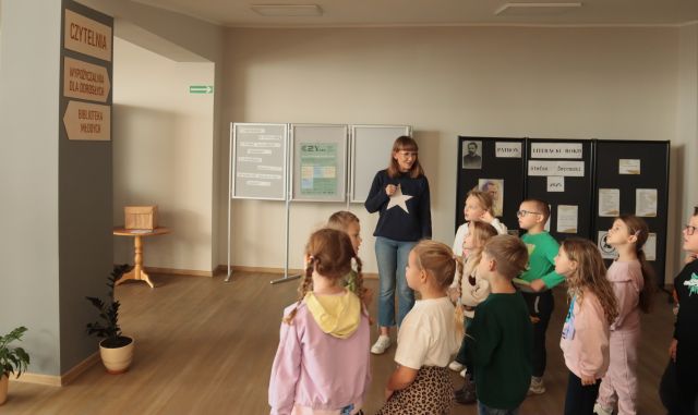przedszkolaki i bibliotekarka w holu biblioteki