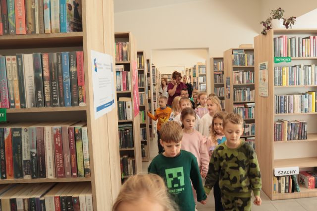 przedszkolaki między regałami z książkami