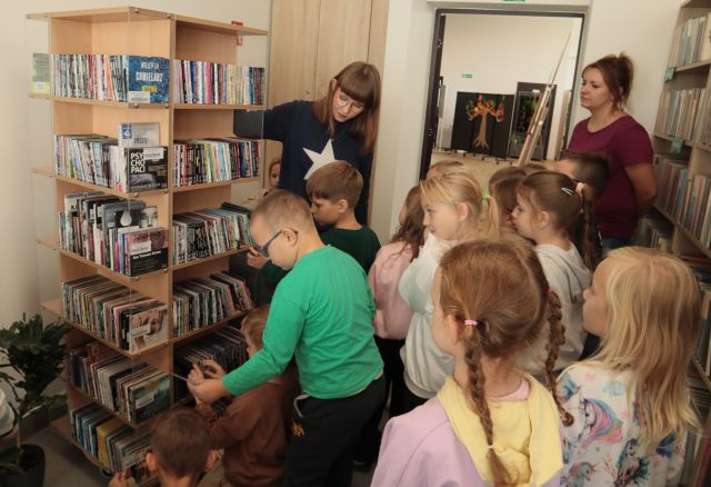 przedszkolaki przed regałem z audioboookami