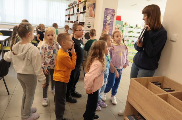 przedszkolaki w sali bibliotecznej