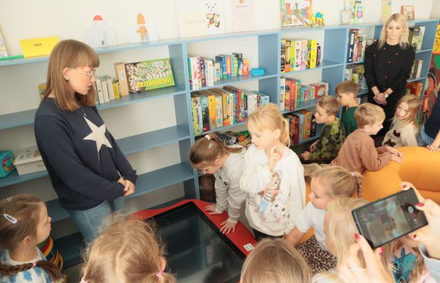 przedszkolaki przy stoliku interaktywnym