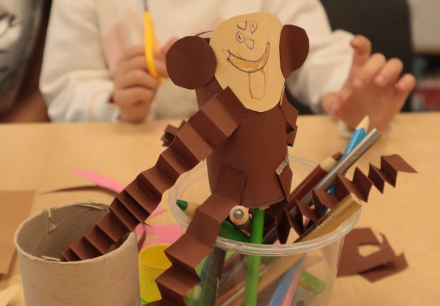 małpa z rolki po papierze toaletowym i kolorowego papieru