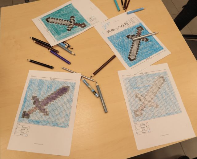 miecze narysowane na kartkach