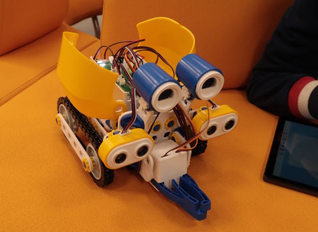 na zdjęćiu robot z klocków Lego