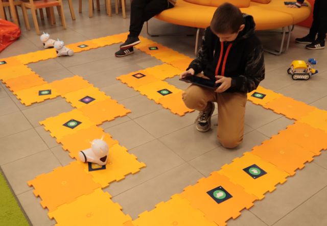 dzieci sterują robotami Photon przy użyciu tabletów