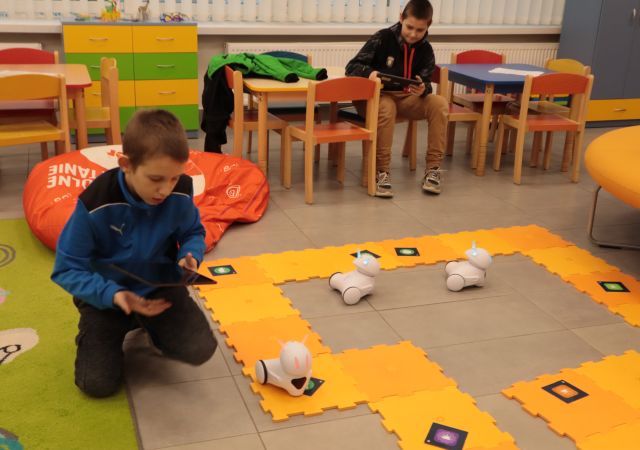 dzieci sterują robotami Photon przy pomocy tabletów