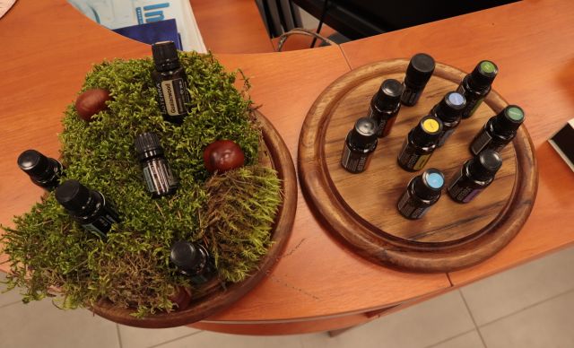 na zdjęciu olejki zapachowe na drewnianej tacce i tacce z mchem