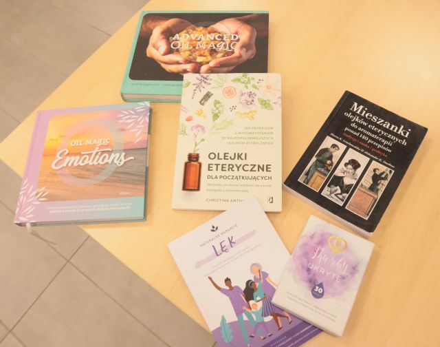 na zdjęciu książki rozłożone na stoliku