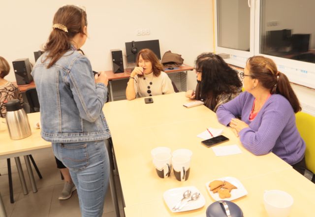 kobiety wąchają olejki zapachowe