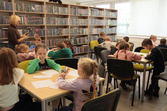 dzieci przy stolikach rysują