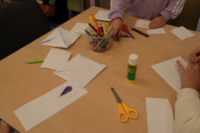 dziecięce dłonie malujące na kartkach