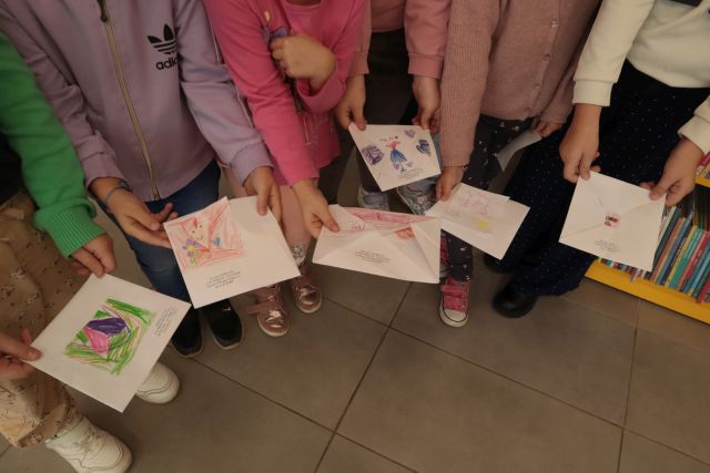 dzi4ecięce dłonie prezentują swoje prace plastyczne