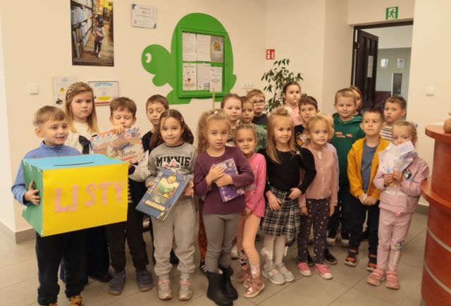 przedszkolaki pozują do zdjęcia