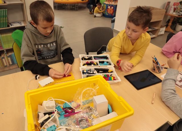 3 chłopców buduje z klocków Lego Spike Prime