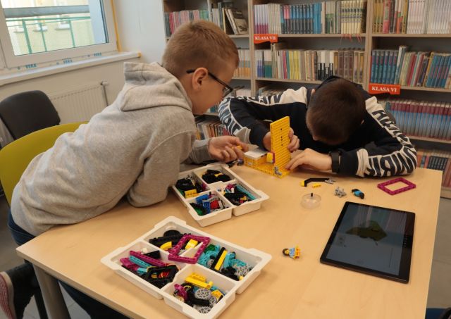 chłopcy 3 chłopców buduje z klocków LEGO