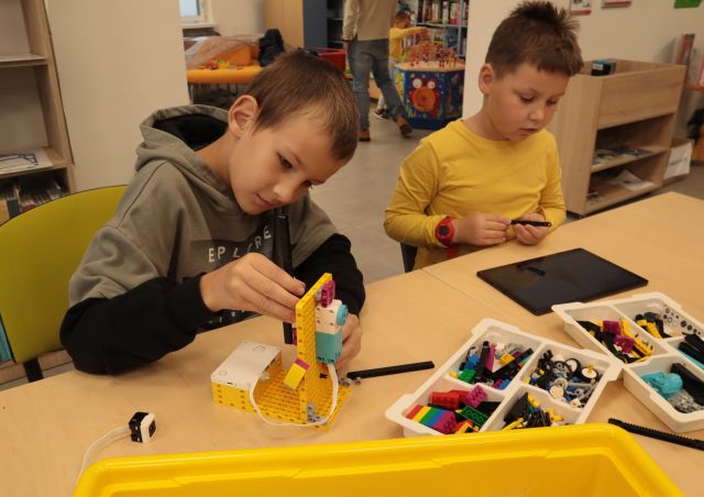 2 chłopców buduje z klockó LEGO