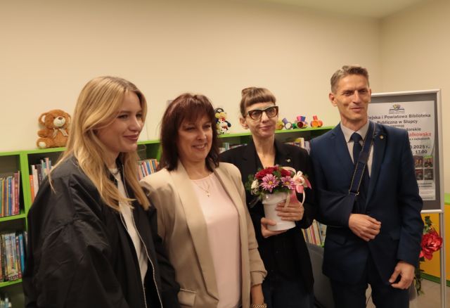 na zdjęciu 3 kobiety i mężczyzna