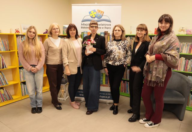 6 bibliotekarek pozuje do zdjęcia z autorką