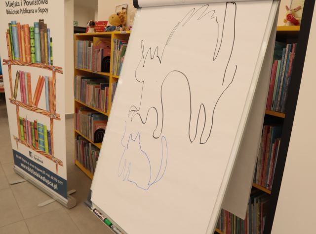 kartka na flipcharcie z rysunkiem kota i myszy