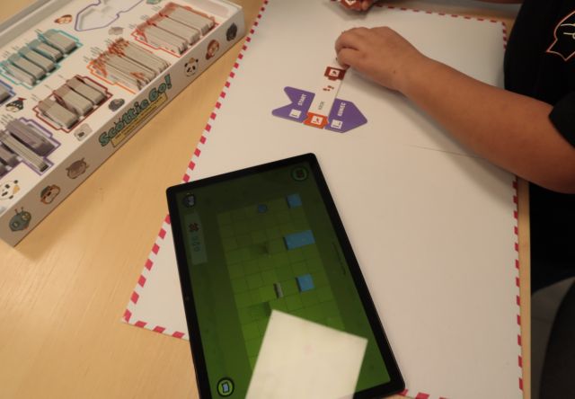 tablet i kartka z rysunkiem