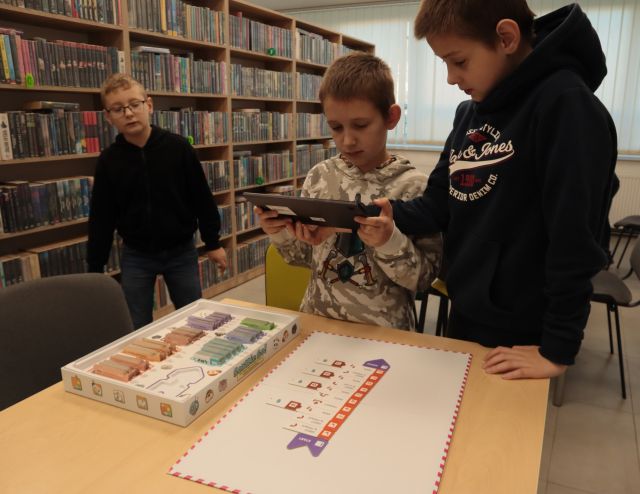 3 chłopców gra w Scotie Go