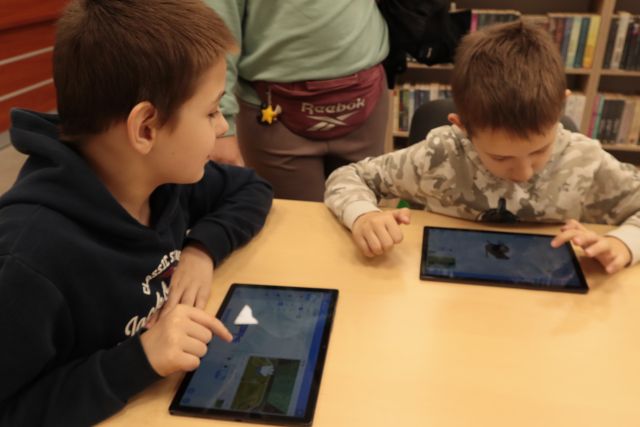 dwóch chłopców patrzy w tablety