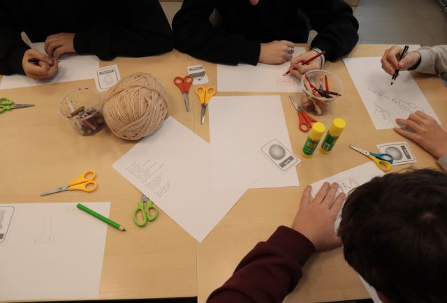 dłonie piszące na kartkach