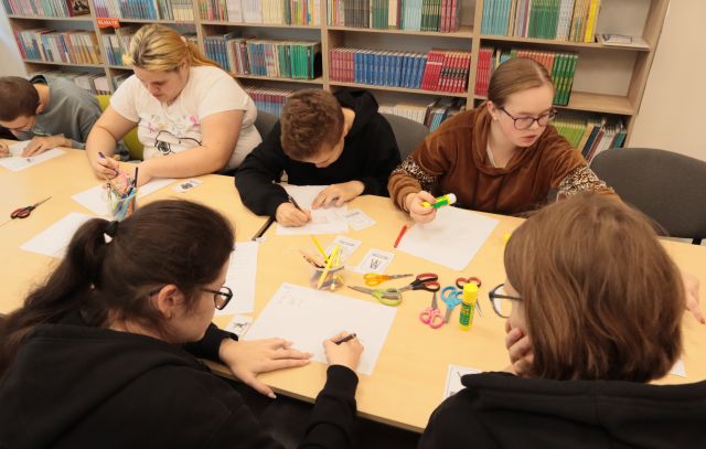 młodzież pisze na kartkach