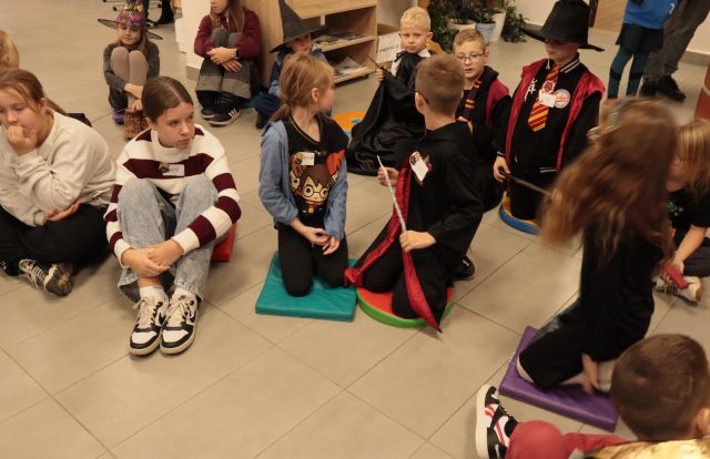 dzieci siedzą na podłodze