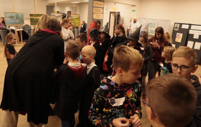 dzieci i bibliotekarki w holu biblioteki