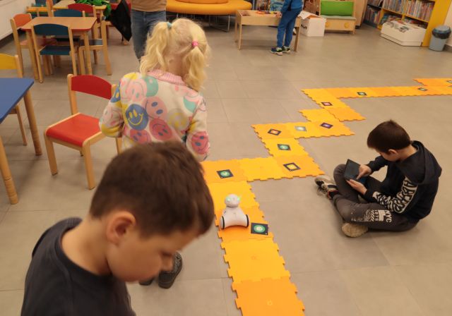 dzieci sterują robotami Photon używając tabletów
