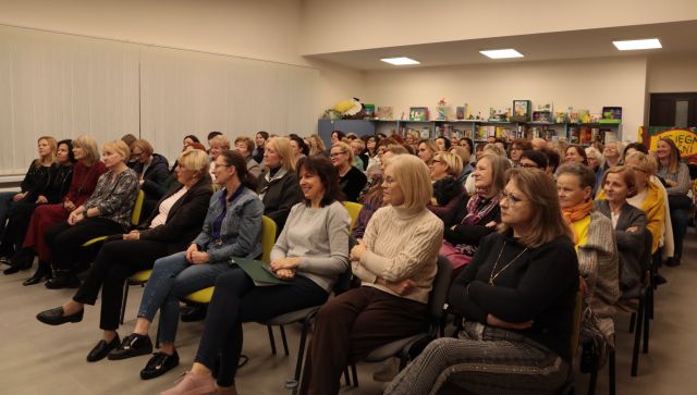 uczestnicy spotkania autorskiego siedzą na krzesłach