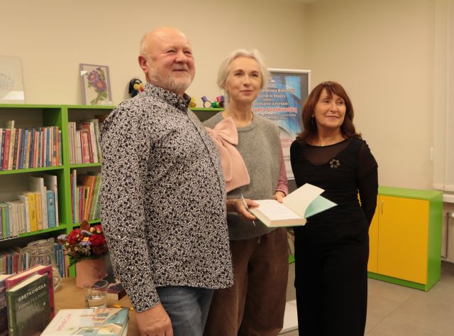 kobieta i mężczyzna pozują do zdjęcia z Manuelą Gretkowską