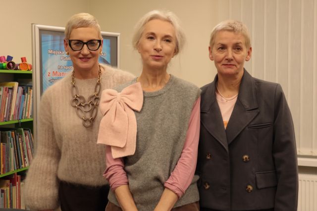 dwie kobiety pozują do zdjęcia z Manuelą Gretkowską