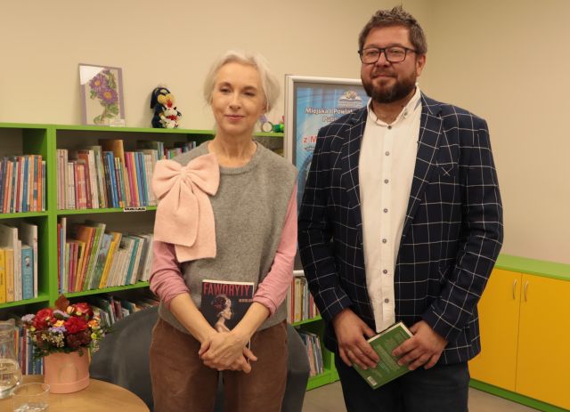 prowadzący spotkanie pozuje do zdjęcia z Manuelą Gretkowską