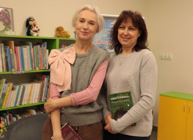 dyrektorka biblioteki pozuje do zdjęcia z Manuelą Gretkowską