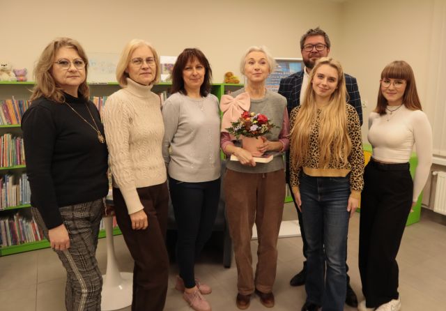 kadra biblioteki i prowadzący spotkanie p;ozują do zdjęcia z Manuelą Gretkowską