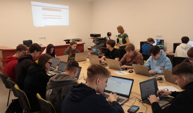 młodzież pracuje na komputerach