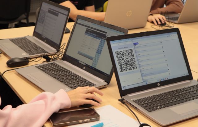 laptopy z wyświetlonymi kodami kreskowymi