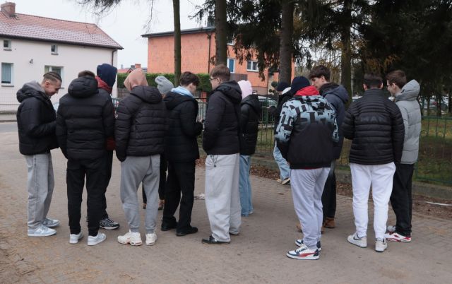 młodzież spaceruje po mieście