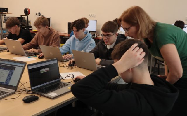 młodzież pracuje na komputerach