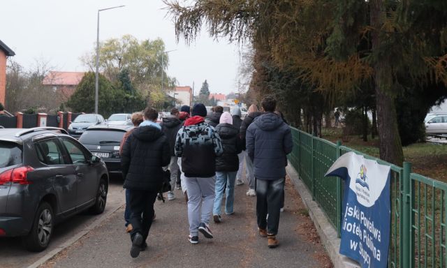 młodzież spaceruje po mieście