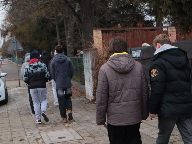 młodzież spaceruje po mieście