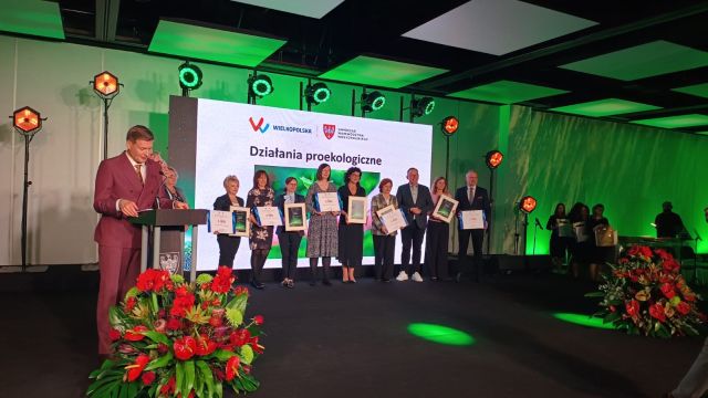 laureaci konkursu stoją na scenie z dyplomami i czekiem