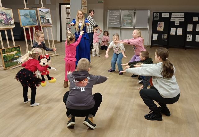 dzieci biorą udział w zabawach ruchowych