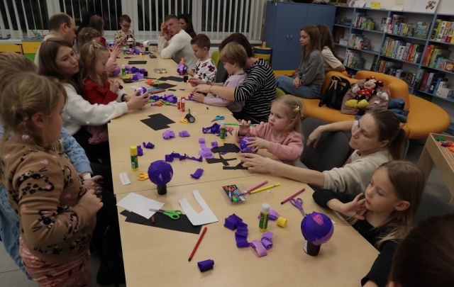 dzrobią przy stołach kolorowe kuleieci z rodzicami 