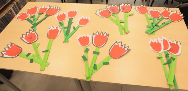 tulipany z papieru zrobione przez dzieci rozłożone na stole