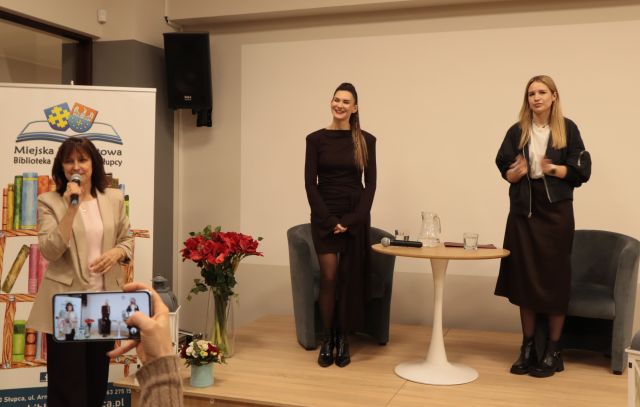 dyrektorka biblioteki wita autorkę, prowadzącą i uczestników spotkania, na scenie astoi autorka z prowadzącą