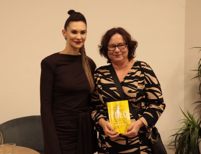 kobieta z książką pozuje do zdjęcia z autorką